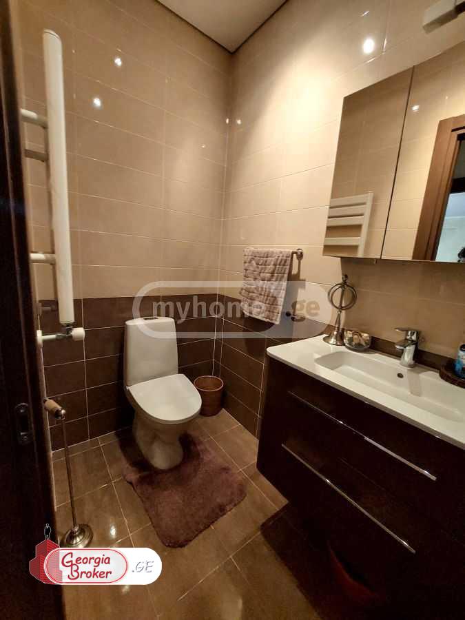 იყიდება ახალი გარემონტებული 4 ოთახიანი ბინა მთაწმინდაზე