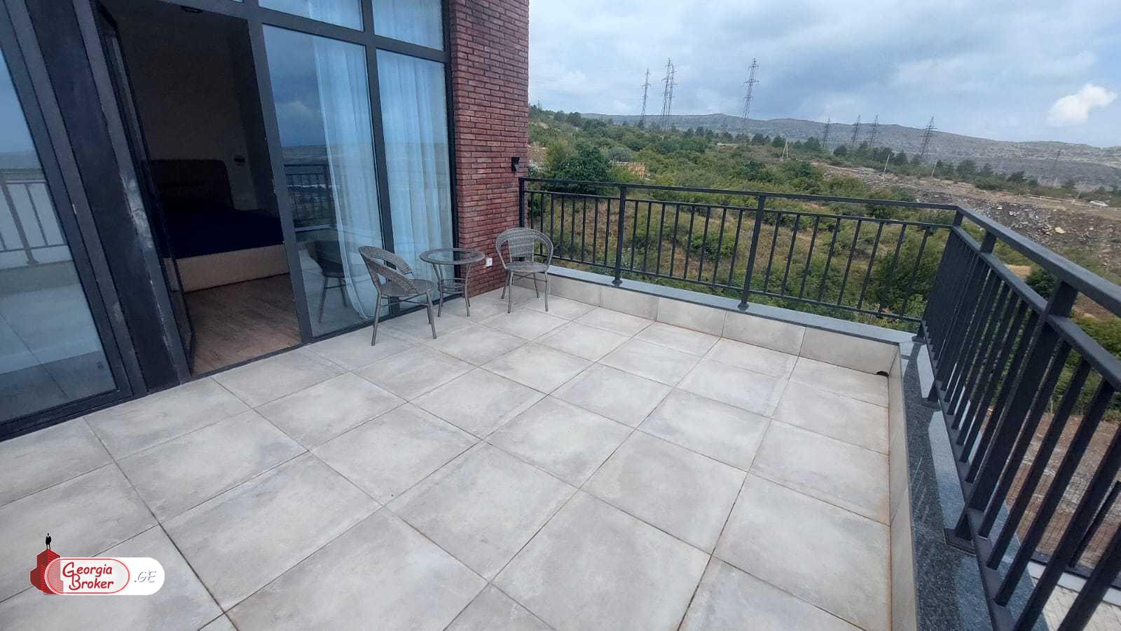 იყიდება ახალი გარემონტებული 8 ოთახიანი სახლი თხინვალაში