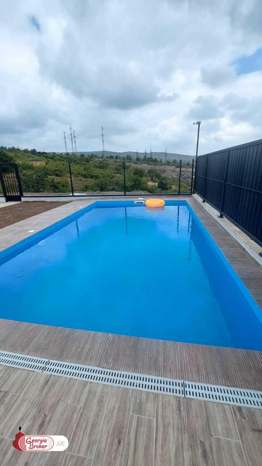 იყიდება ახალი გარემონტებული 8 ოთახიანი სახლი თხინვალაში