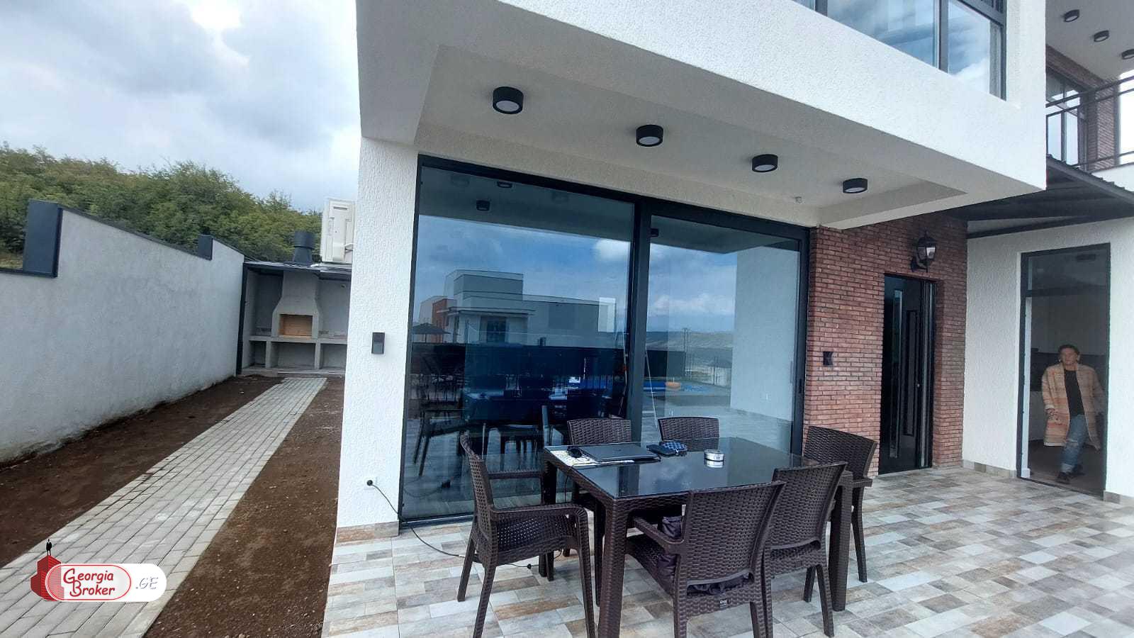 იყიდება ახალი გარემონტებული 8 ოთახიანი სახლი თხინვალაში