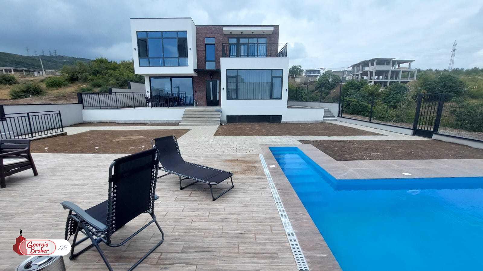 იყიდება ახალი გარემონტებული 8 ოთახიანი სახლი თხინვალაში