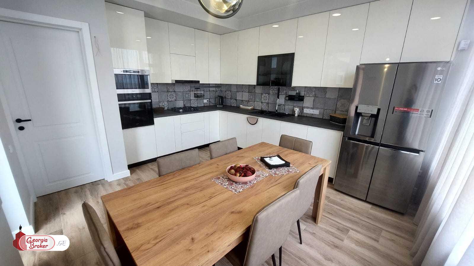 იყიდება ახალი გარემონტებული 8 ოთახიანი სახლი თხინვალაში