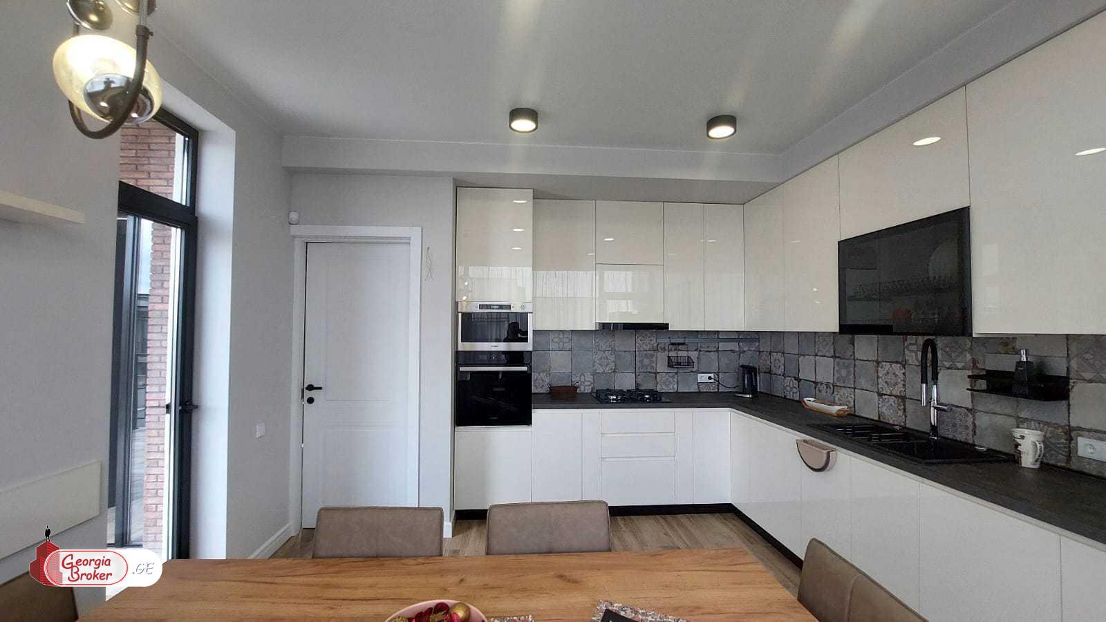 იყიდება ახალი გარემონტებული 8 ოთახიანი სახლი თხინვალაში