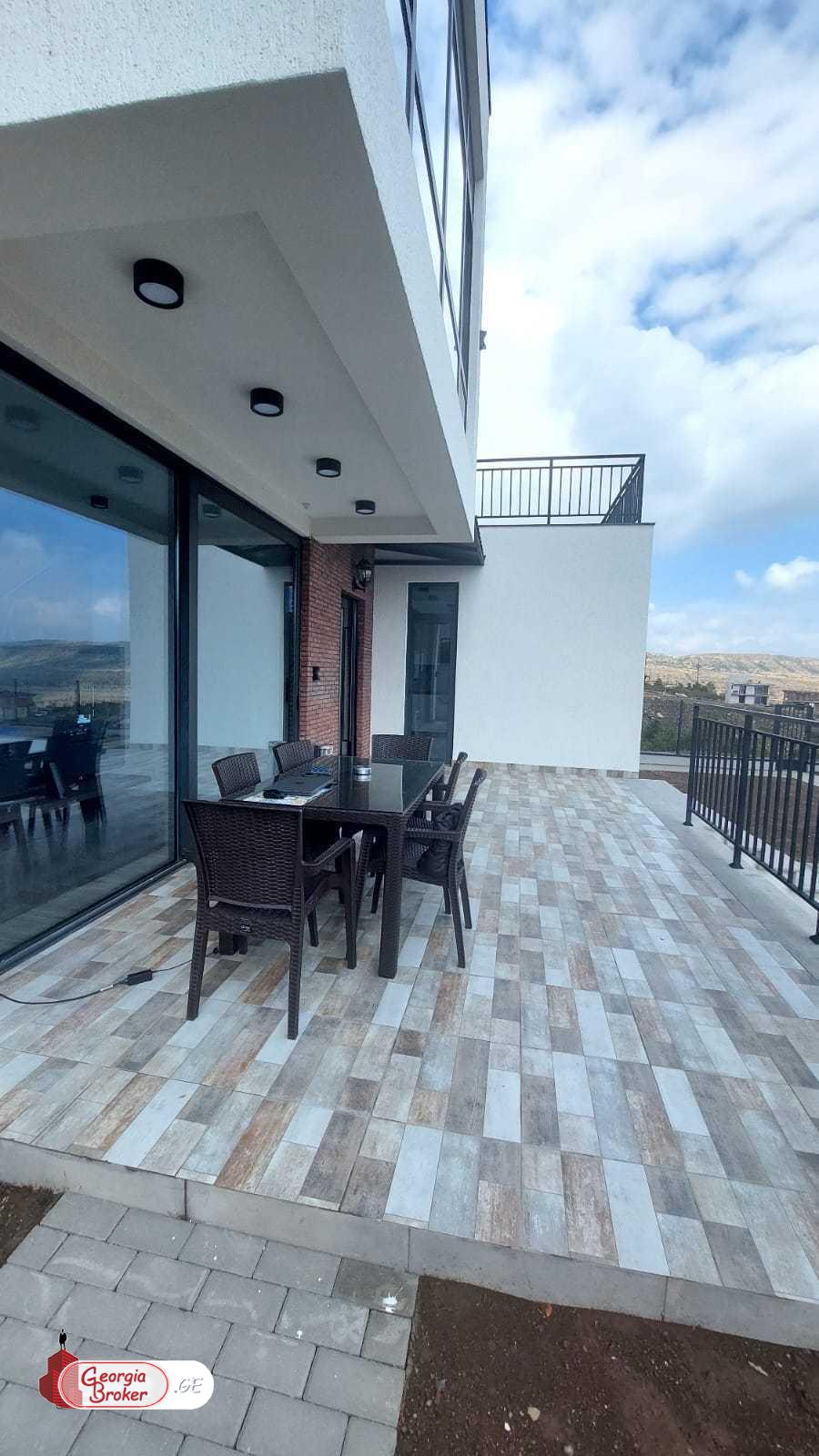 იყიდება ახალი გარემონტებული 8 ოთახიანი სახლი ლისის ტბასთან