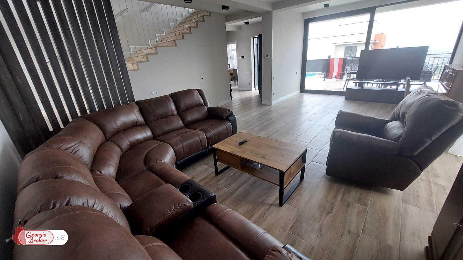 იყიდება ახალი გარემონტებული 8 ოთახიანი სახლი ლისის ტბასთან