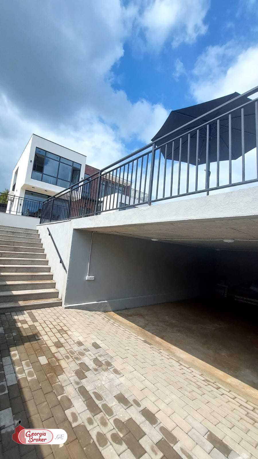 იყიდება ახალი გარემონტებული 8 ოთახიანი სახლი ლისის ტბასთან