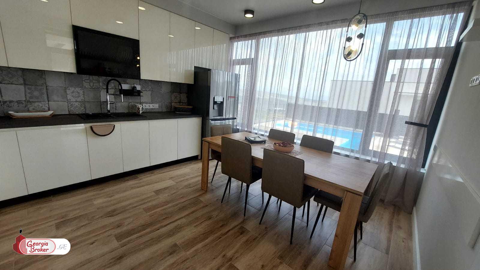 იყიდება ახალი გარემონტებული 8 ოთახიანი სახლი ლისის ტბასთან