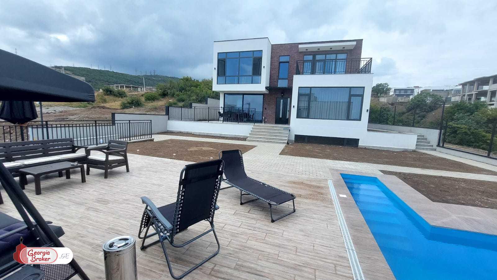 იყიდება ახალი გარემონტებული 8 ოთახიანი სახლი ლისის ტბასთან