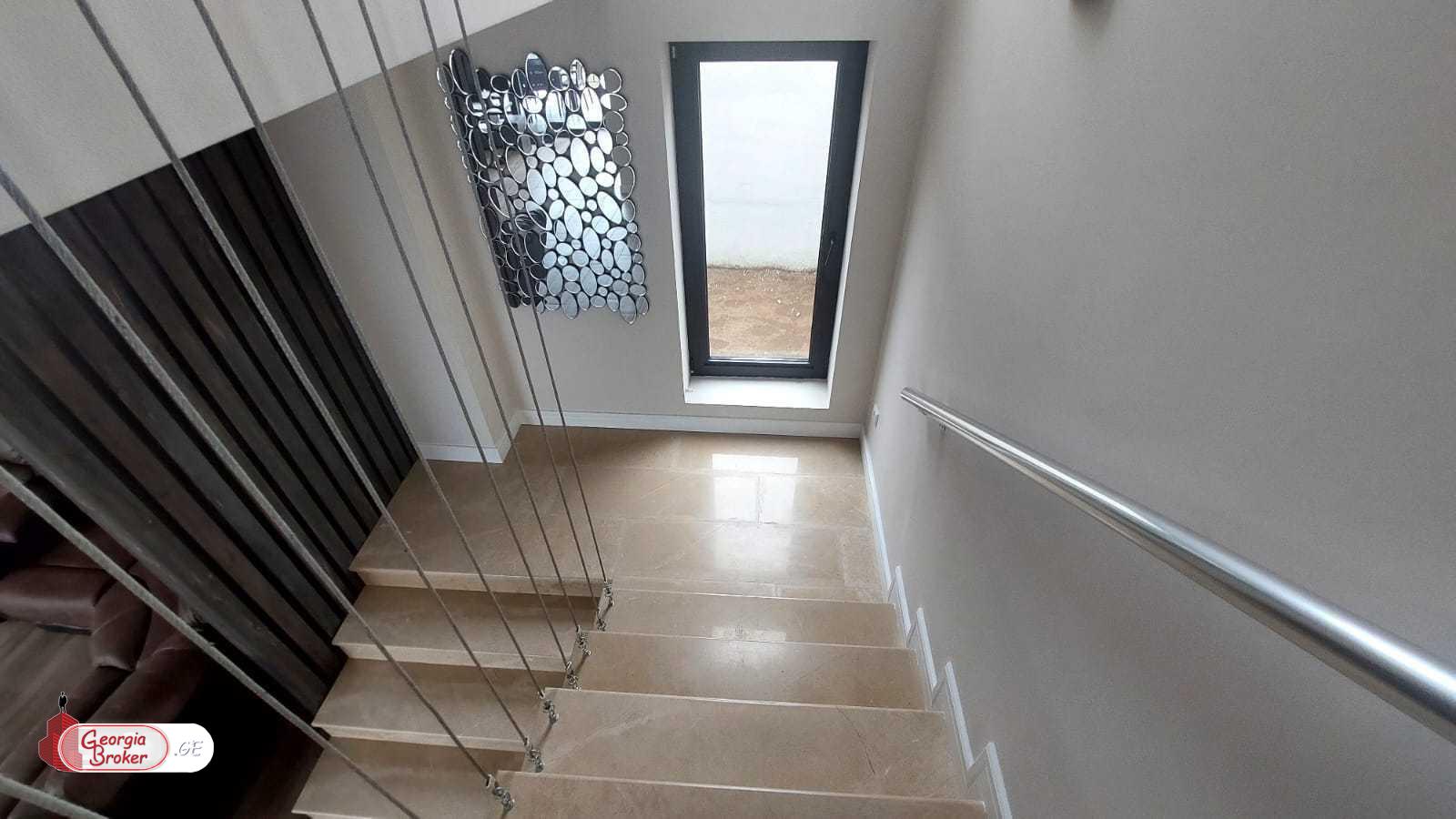 იყიდება ახალი გარემონტებული 8 ოთახიანი სახლი ლისის ტბასთან