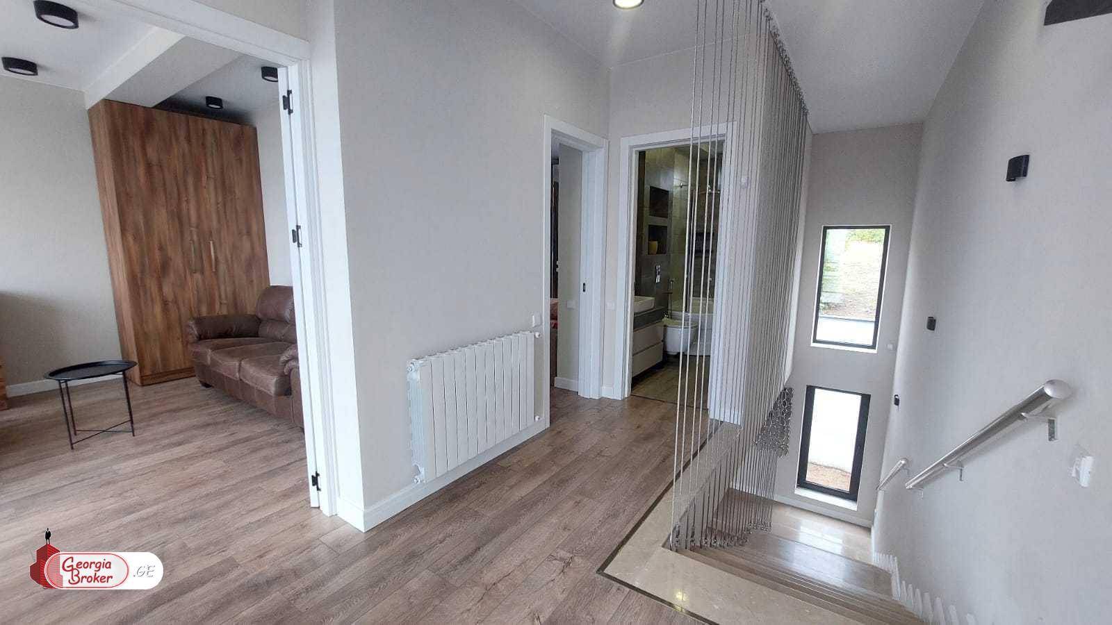 იყიდება ახალი გარემონტებული 8 ოთახიანი სახლი ლისის ტბასთან