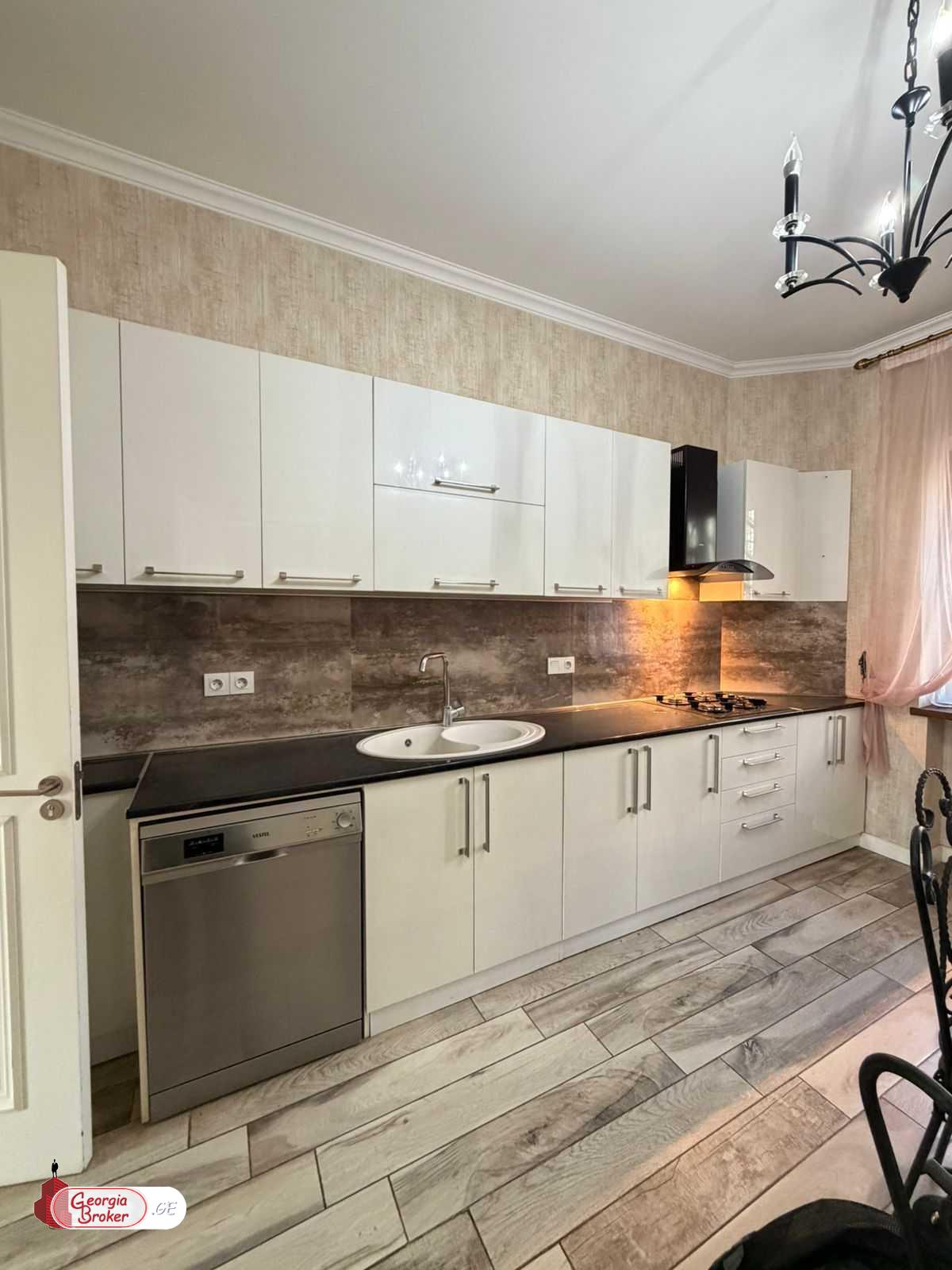 იყიდება ახალი გარემონტებული 9 ოთახიანი სახლი დიდ დიღომში