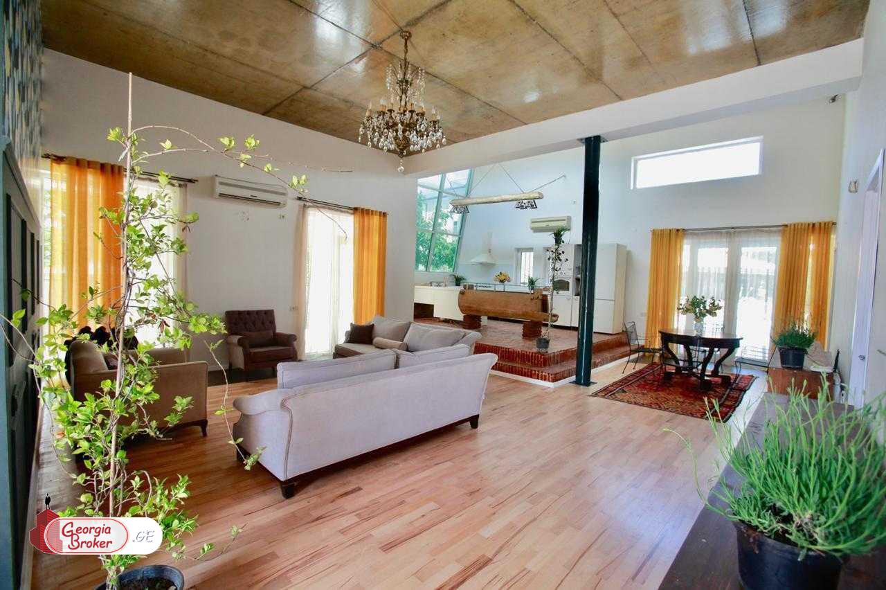 продается дом с новым ремонтом 6-комнат