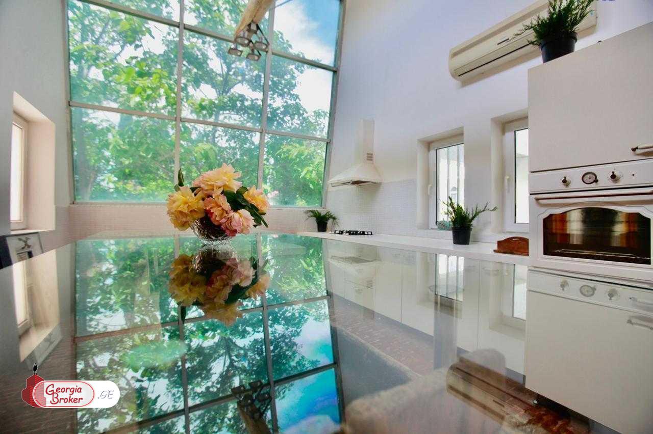 продается дом с новым ремонтом 6-комнат