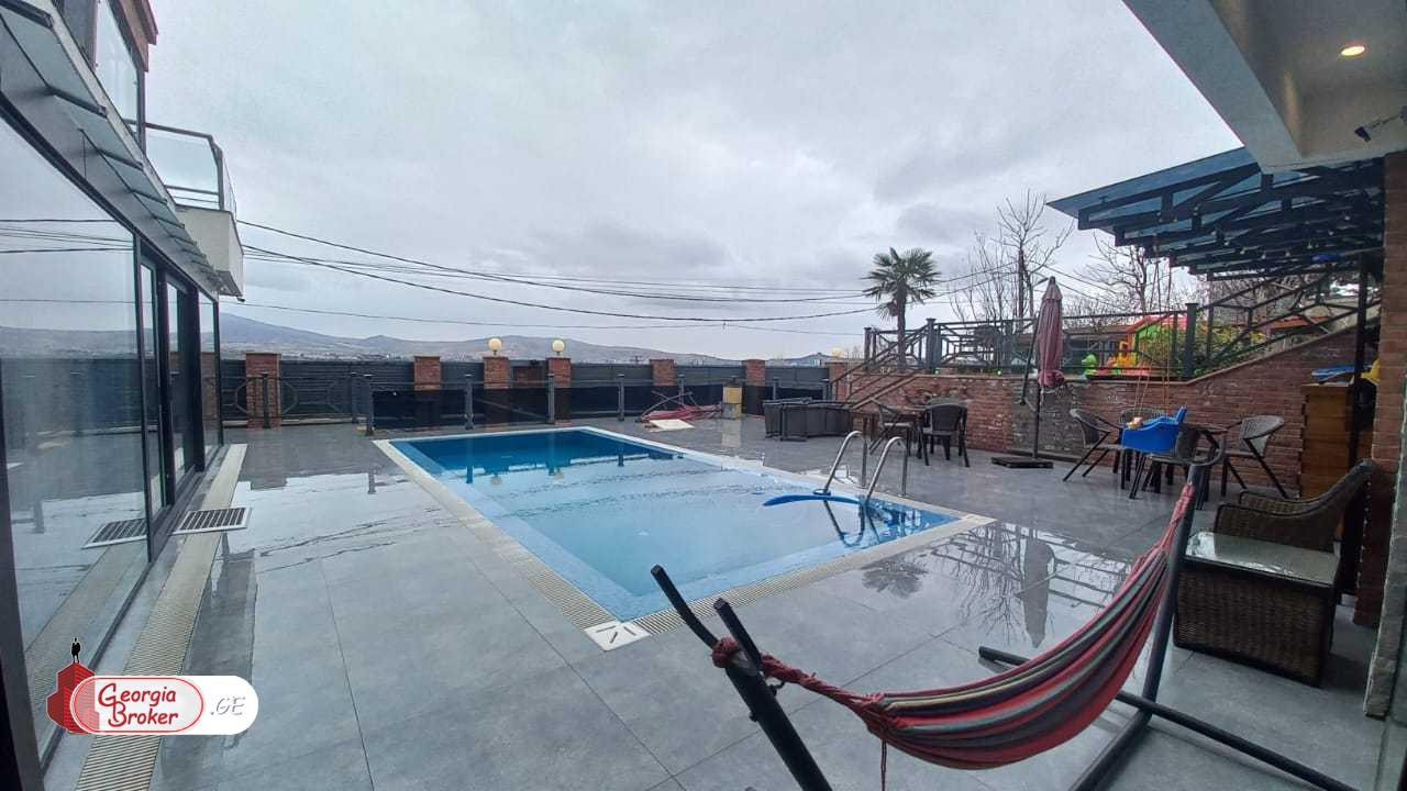 ქირავდება ახალი გარემონტებული 14 ოთახიანი სახლი თბილისის შემოგარენში