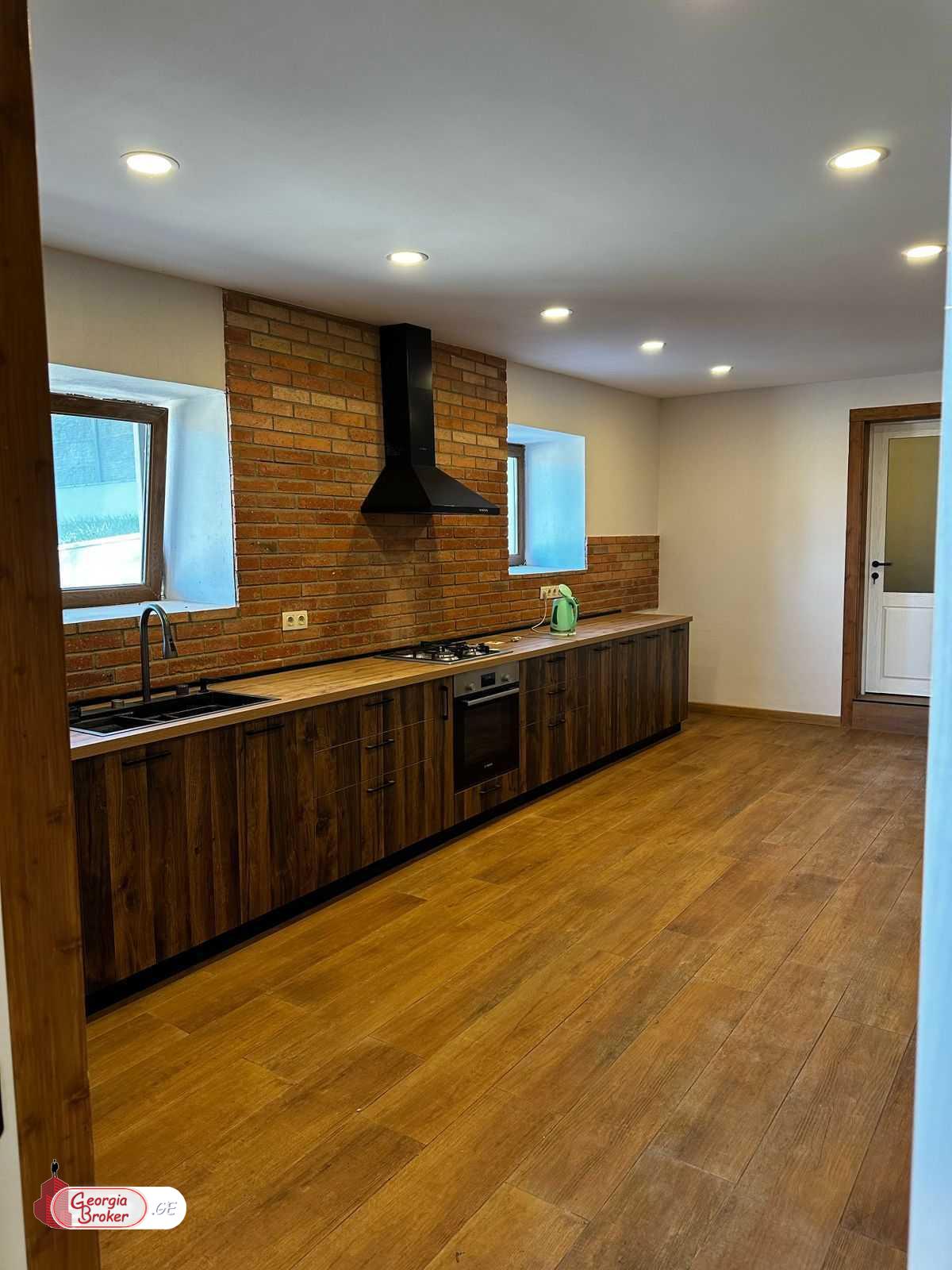 იყიდება ახალი გარემონტებული 8 ოთახიანი სახლი წეროვანის აგარაკებზე