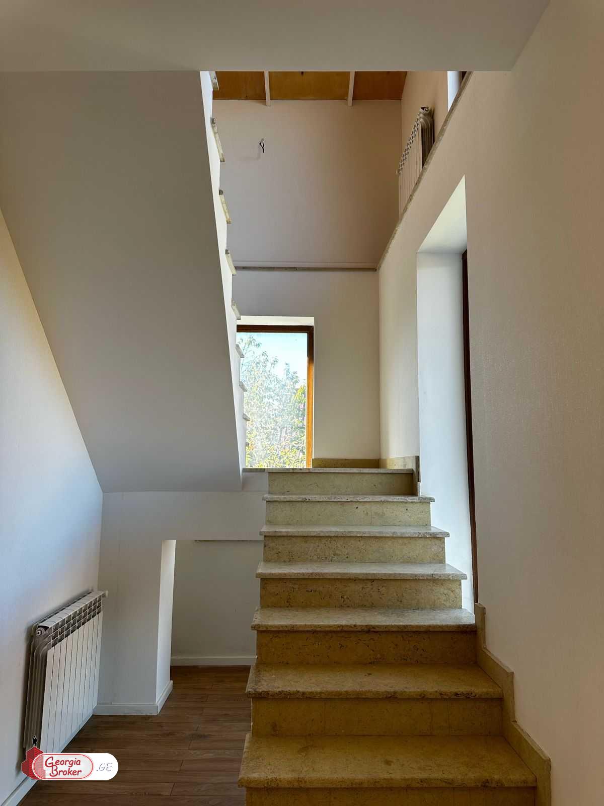 იყიდება ახალი გარემონტებული 8 ოთახიანი სახლი წეროვანის აგარაკებზე