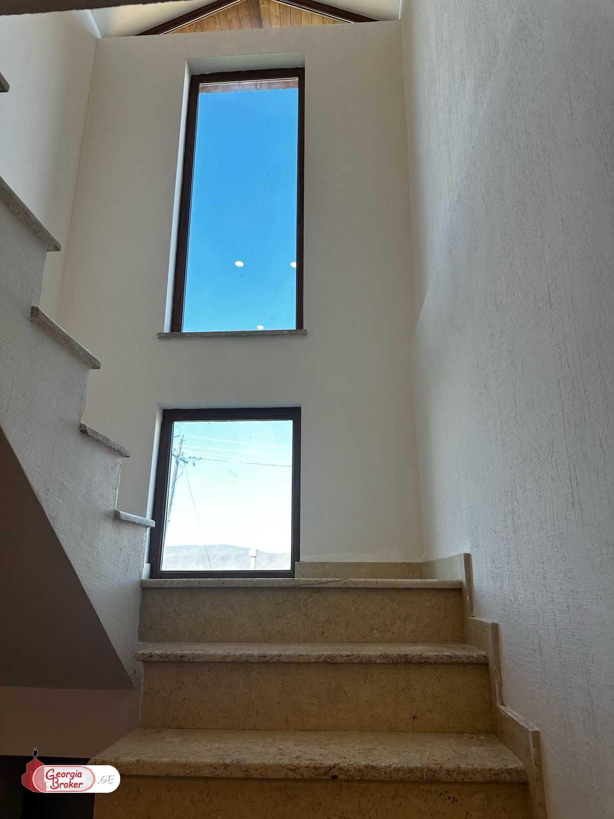 იყიდება ახალი გარემონტებული 8 ოთახიანი სახლი წეროვანის აგარაკებზე