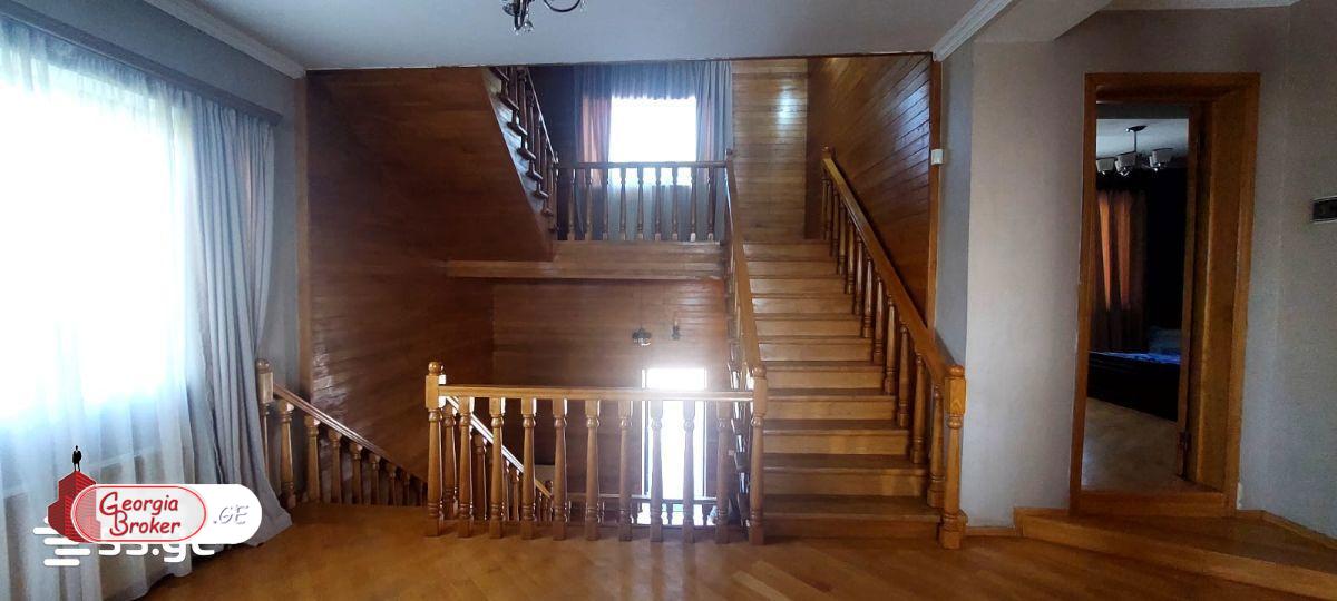 продается дом с новым ремонтом 10-комнат