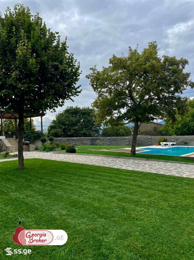 იყიდება ახალი გარემონტებული 9 ოთახიანი აგარაკი საგურამოში