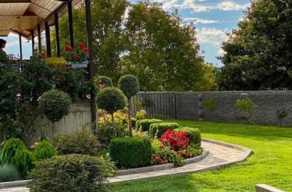 იყიდება ახალი გარემონტებული 9 ოთახიანი აგარაკი საგურამოში