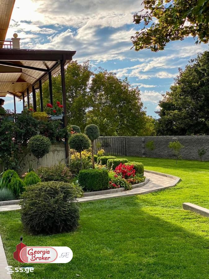 იყიდება ახალი გარემონტებული 9 ოთახიანი აგარაკი საგურამოში