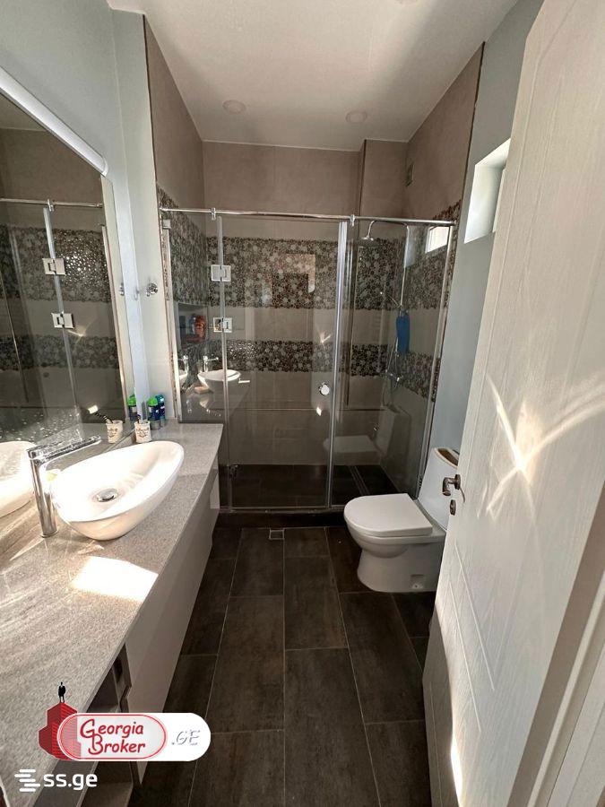 იყიდება ახალი გარემონტებული 9 ოთახიანი აგარაკი საგურამოში