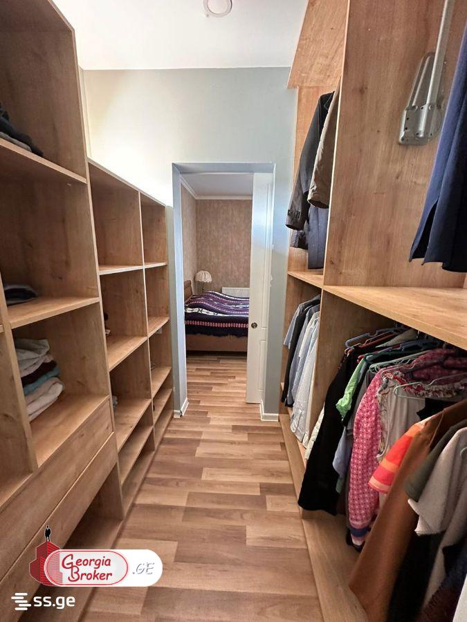 იყიდება ახალი გარემონტებული 9 ოთახიანი აგარაკი საგურამოში