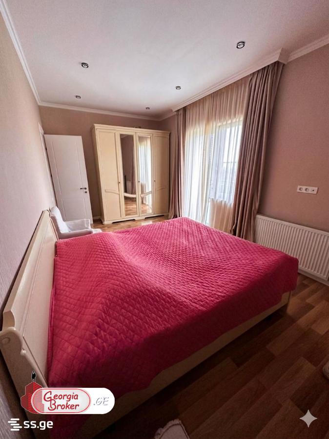 იყიდება ახალი გარემონტებული 9 ოთახიანი აგარაკი საგურამოში