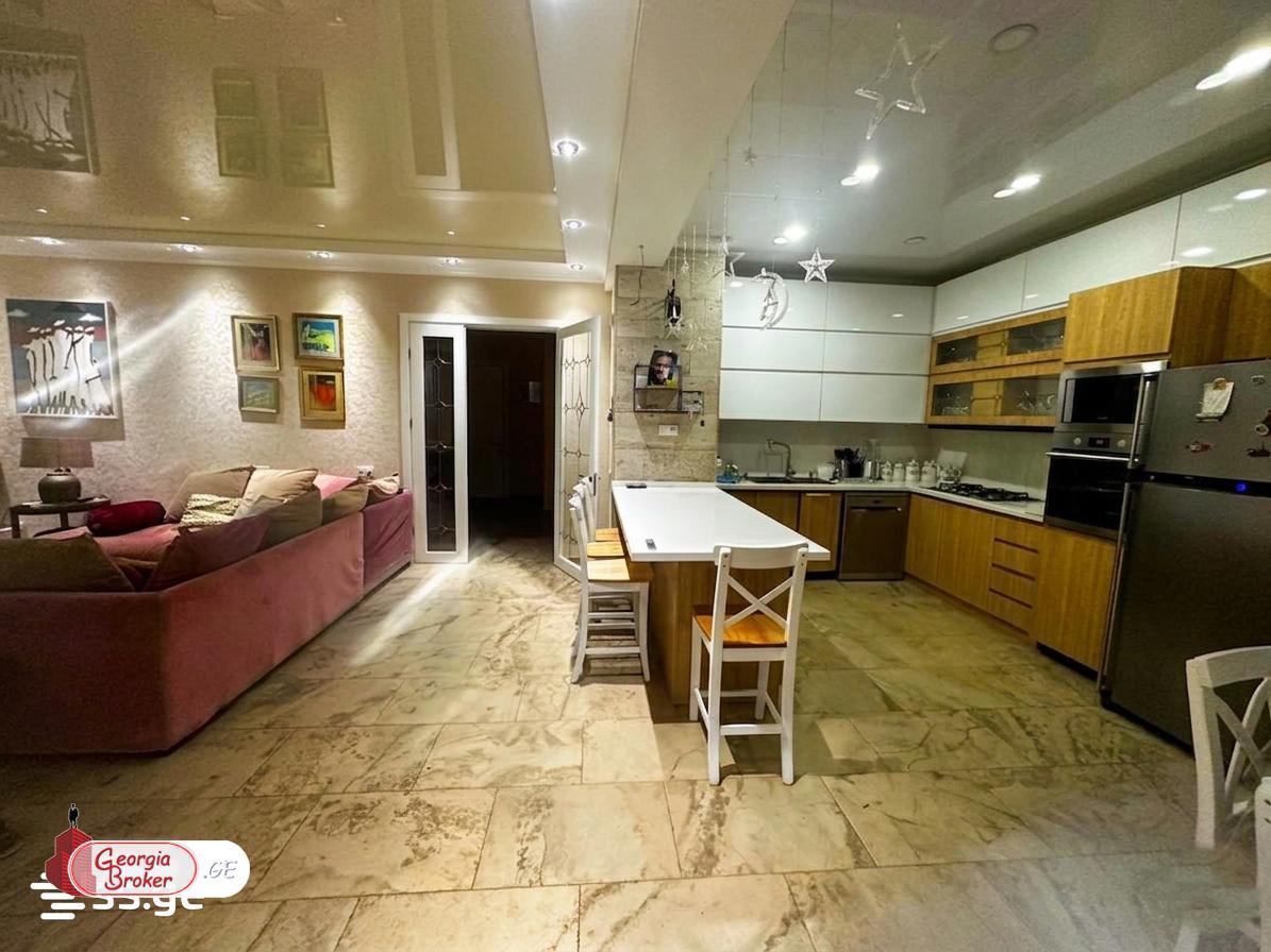 იყიდება ახალი გარემონტებული 9 ოთახიანი აგარაკი საგურამოში