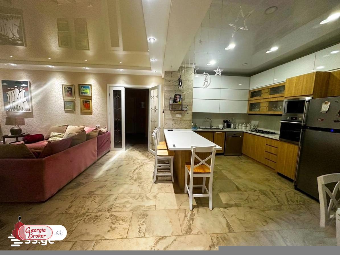 იყიდება ახალი გარემონტებული 9 ოთახიანი აგარაკი საგურამოში