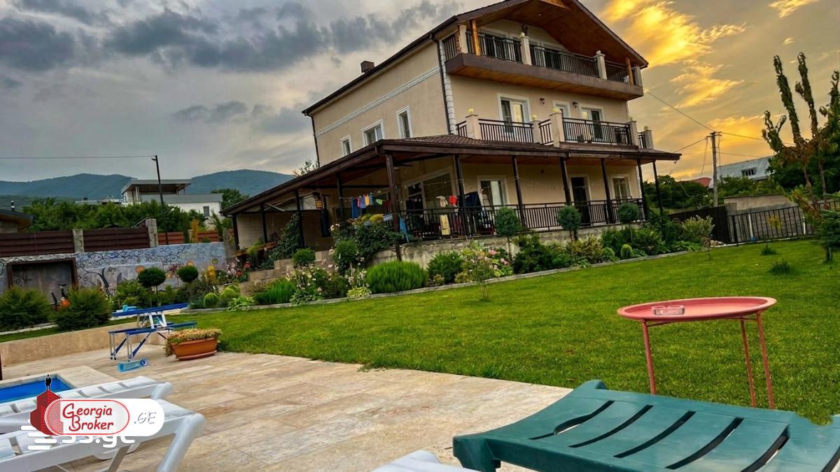 იყიდება ახალი გარემონტებული 9 ოთახიანი სახლი საგურამოში