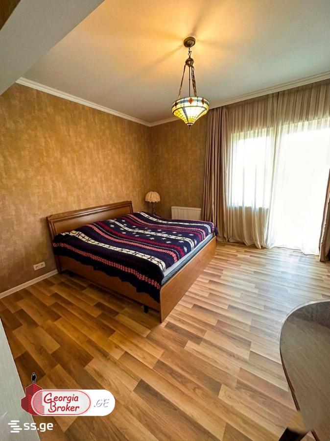 იყიდება ახალი გარემონტებული 9 ოთახიანი სახლი საგურამოში