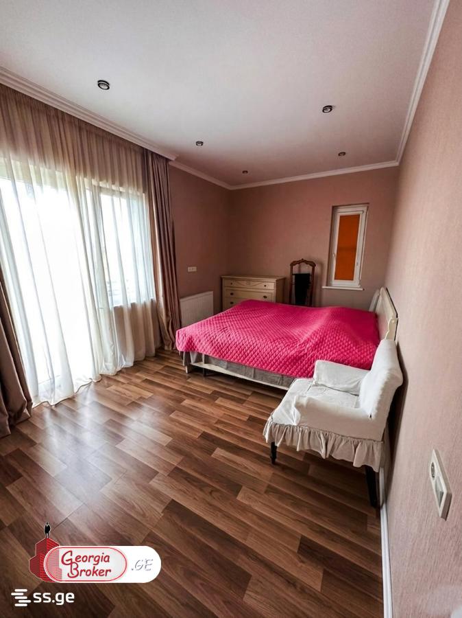 იყიდება ახალი გარემონტებული 9 ოთახიანი სახლი საგურამოში
