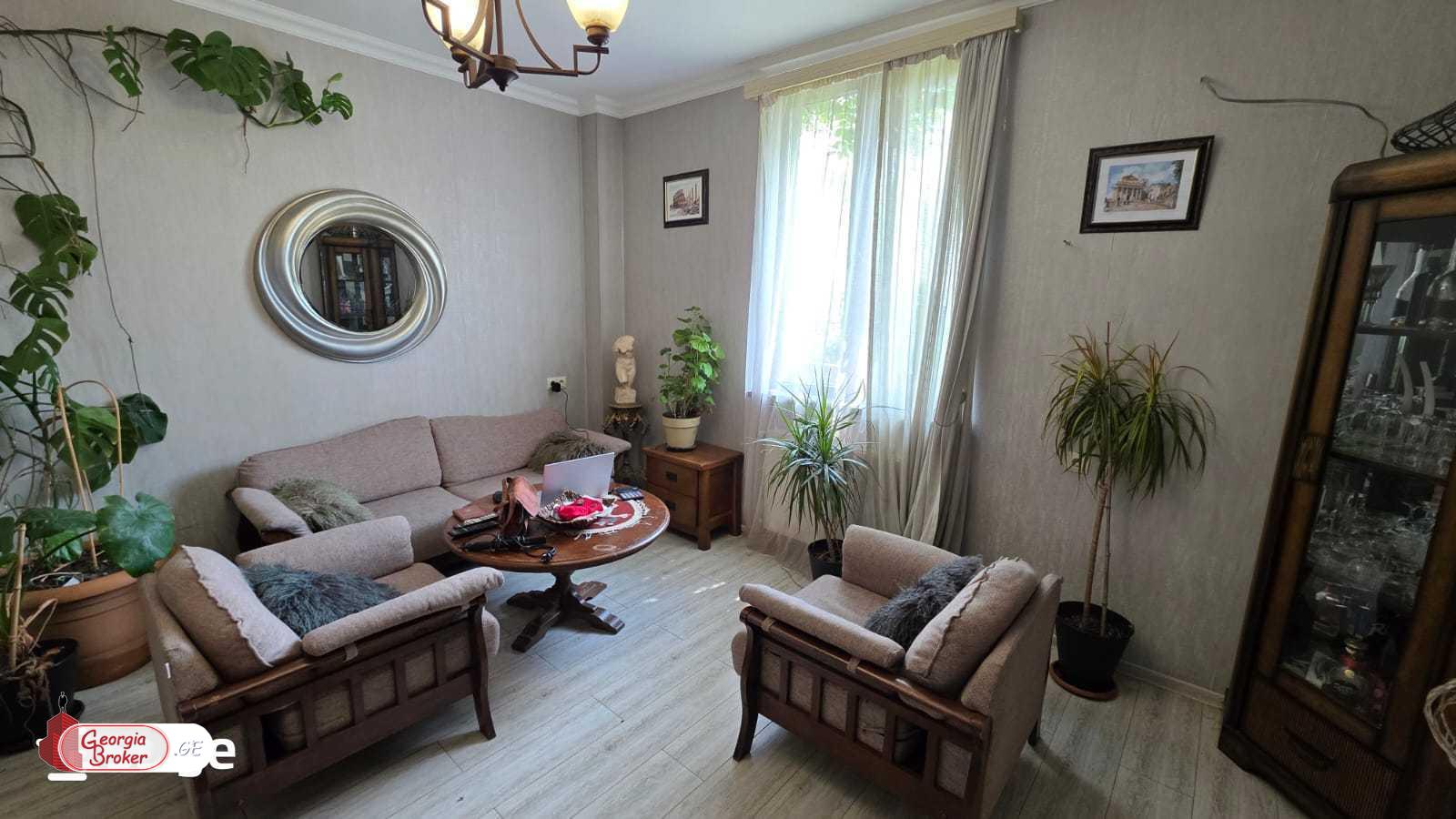 продается дом с новым ремонтом 9-комнат