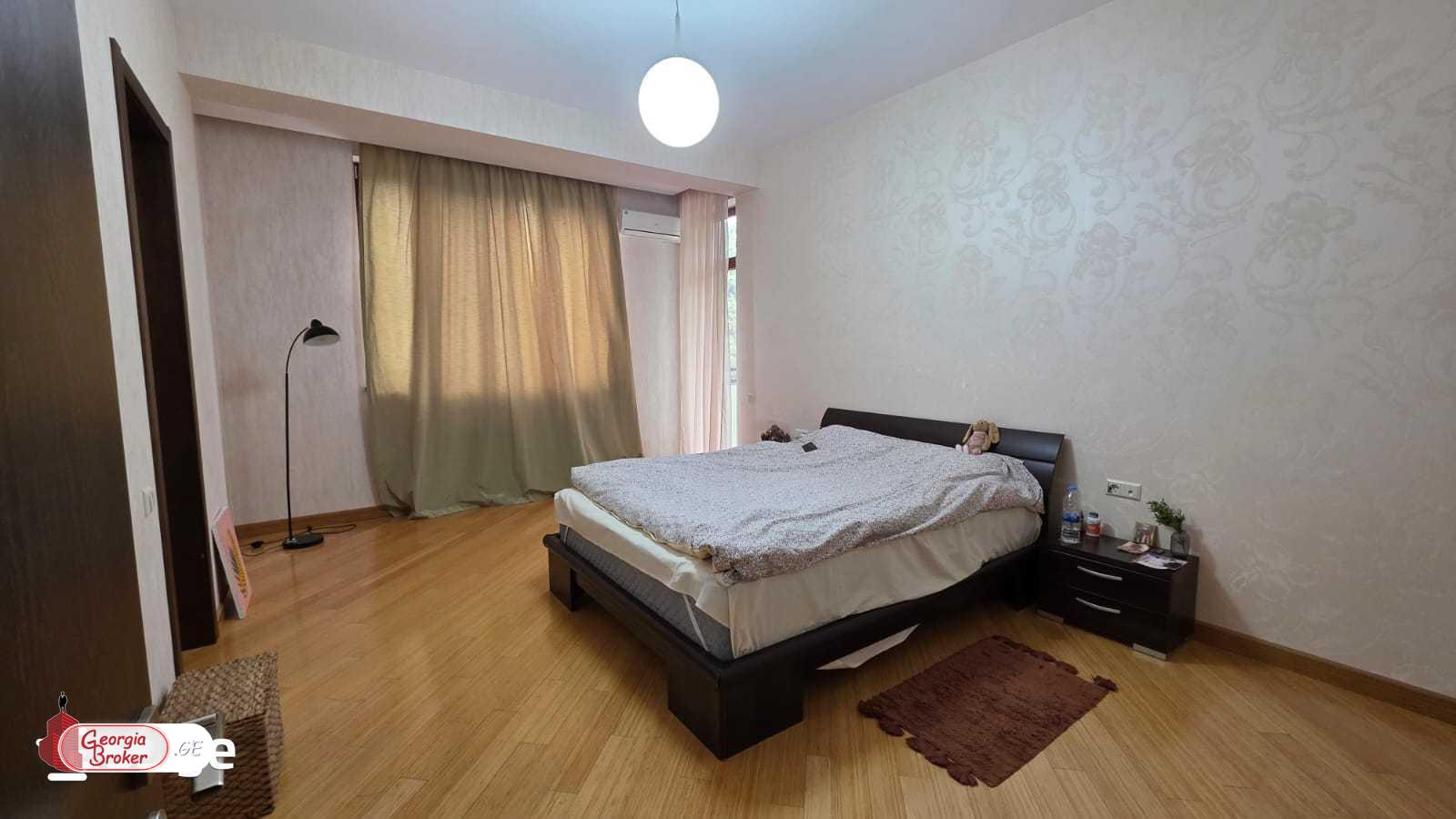 продается квартира с новым ремонтом 5-комнат