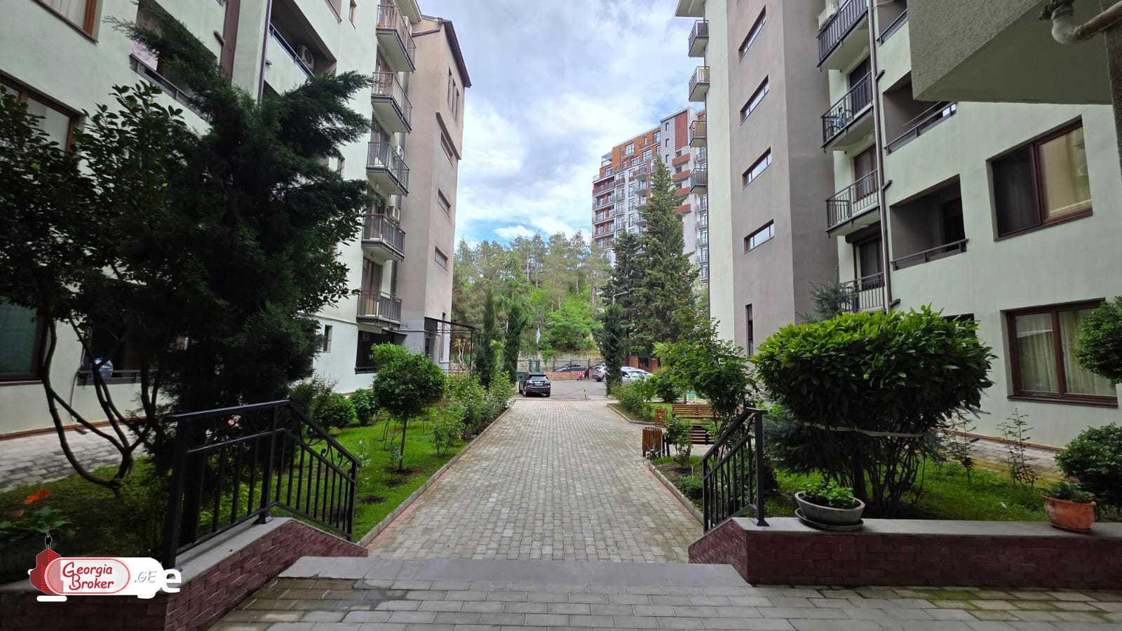 продается квартира с новым ремонтом 5-комнат